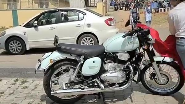 జావా 42 బైక్ డెలివరీ : ఆనందంలో మహిళ