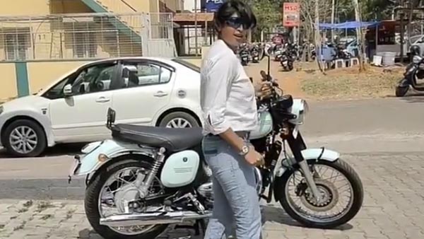 జావా 42 బైక్ డెలివరీ : ఆనందంలో మహిళ