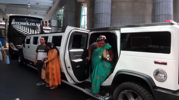 లిమోలిన్ కారులో ప్రయాణించిన భారతీయ కుటుంభం