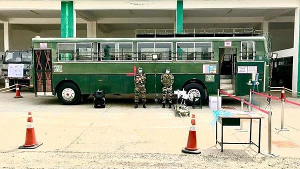 కరోనా బాధితుల సహాయం కోసం ఇండియన్ ఆర్మీ మాడిఫై చేసిన బస్