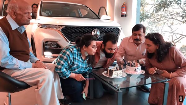 సర్ ప్రైస్ గిఫ్ట్ తో తండ్రిని ఆశ్చర్యపరిచిన యువకుడు