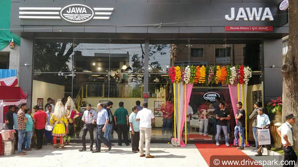 మూత పడిన వెహికల్ షోరూమ్స్, ఎందుకంటే.. !