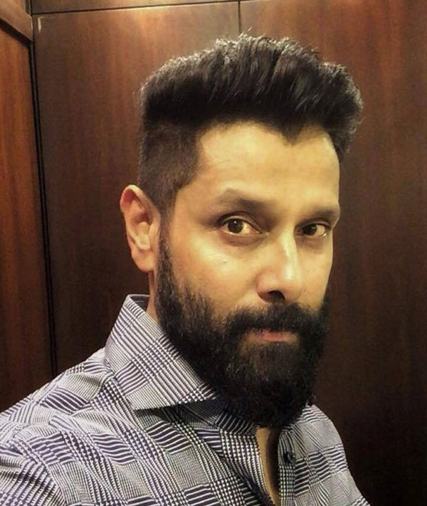 హీరో విక్రమ్ కోసం మినీ స్వర్గాన్ని తలపించే కారవ్యాన్, ఇదే