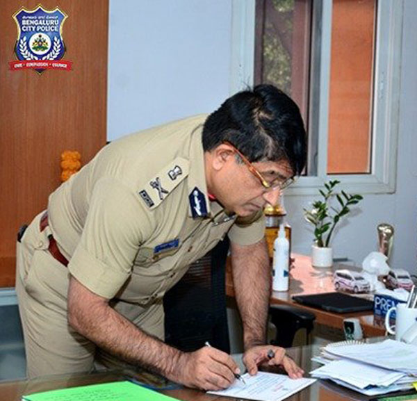 క్యాన్సర్ రోగికి మందులు అందజేయడానికి లాక్డౌన్ లో 800 కిలోమీటర్లు ప్రయాణించిన పోలీస్ కానిస్టేబుల్
