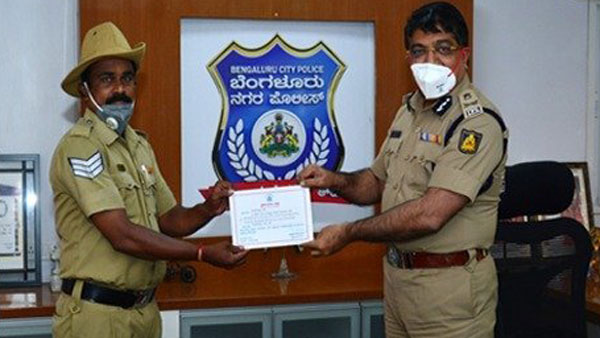 క్యాన్సర్ రోగికి మందులు అందజేయడానికి లాక్డౌన్ లో 800 కిలోమీటర్లు ప్రయాణించిన పోలీస్ కానిస్టేబుల్