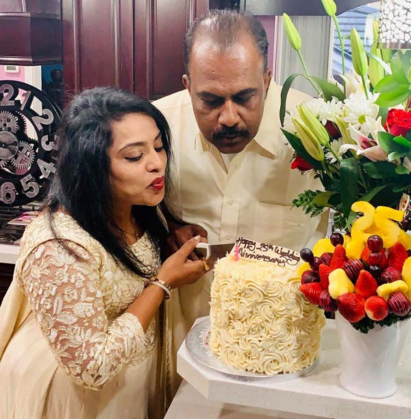 భార్యకు రోల్స్ రాయిస్ కారు గిఫ్ట్ గా ఇచ్చిన భర్త