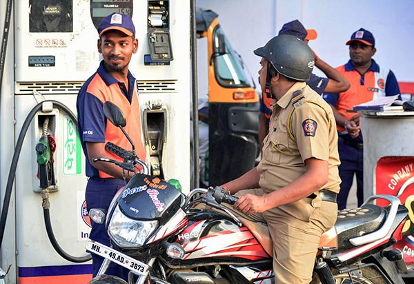 ఇండియాలో భారీగా తగ్గిపోయిన ఇంధన అమ్మకాలు, కారణం ఇదే