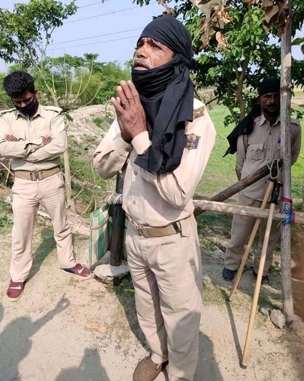 డ్యూటీలో ఉన్న హోమ్ గార్డ్ ని అవమానించిన వ్యవసాయాధికారి, చివరికి ఏమైందంటే..?
