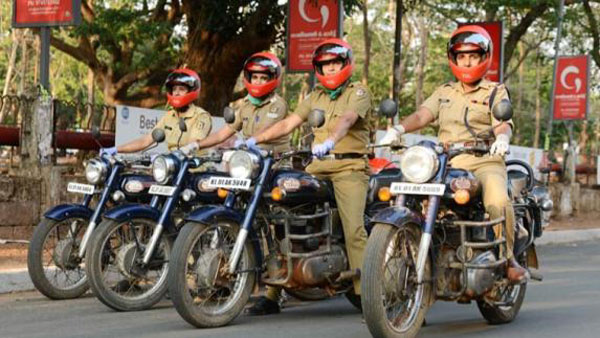 కరోనా వేళ ప్రజలను నియంత్రించడానికి మేము సైతం అంటున్న మహిళా పోలీసులు, ఎక్కడో తెలుసా..?