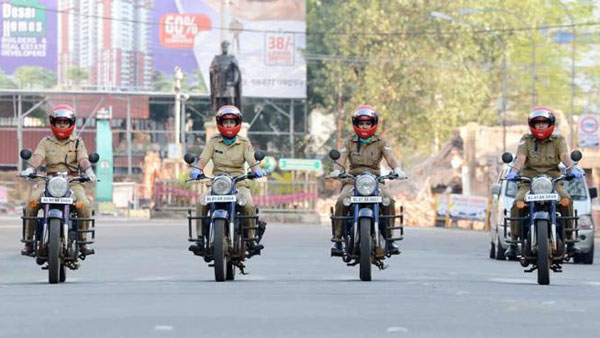 కరోనా వేళ ప్రజలను నియంత్రించడానికి మేము సైతం అంటున్న మహిళా పోలీసులు, ఎక్కడో తెలుసా..?