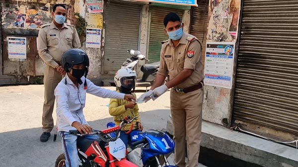 లాక్డౌన్ లో బయటికి వచ్చిన పిల్లలను పోలీసులు పట్టుకోగానే ఏం చేసారో తెలుసా.. ?