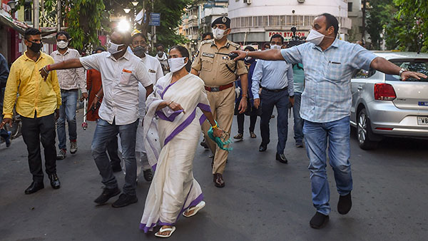 కలకత్తా ప్రజల కోసం వీధుల్లోకి వచ్చిన మమతా బెనర్జీ