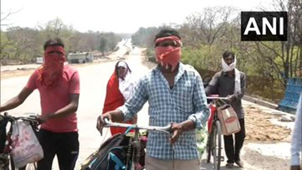 కరోనా లాక్డౌన్ వల్ల సైకిల్ పై స్వగ్రామం చేరిన కార్మికులు, ఎక్కడో తెలుసా..?