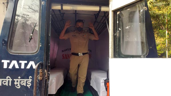 శానిటైజేషన్ యూనిట్లుగా మారిన ముంబై పోలీస్ వ్యాన్లు