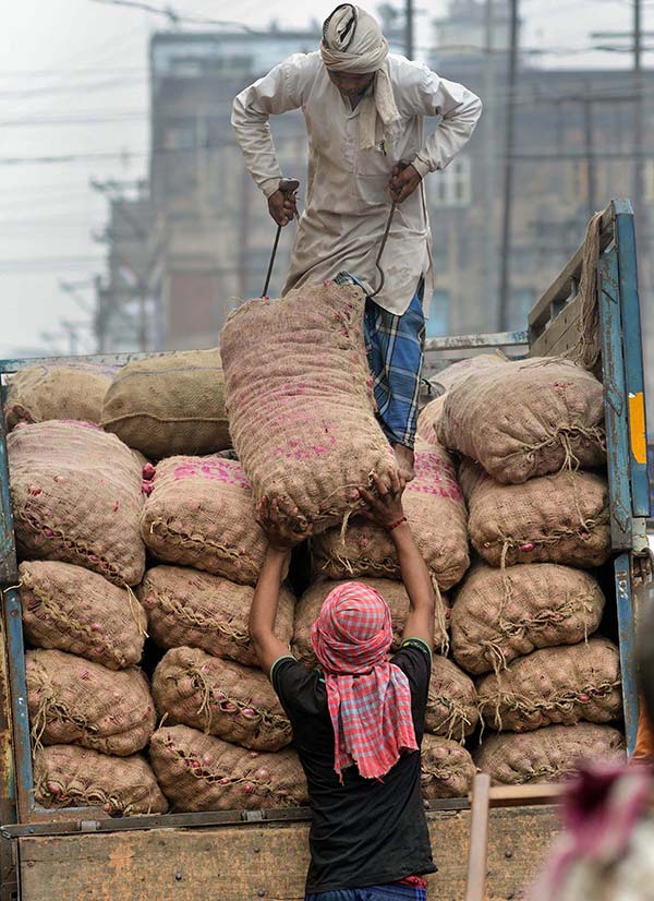 లాక్డౌన్ లో ఇల్లుచేరుకోవడానికి 3 లక్షలు పైగా ఖర్చుపెట్టిన వ్యక్తి, ఎలా వెళ్ళాడో తెలిస్తే షాక్ అవుతారు