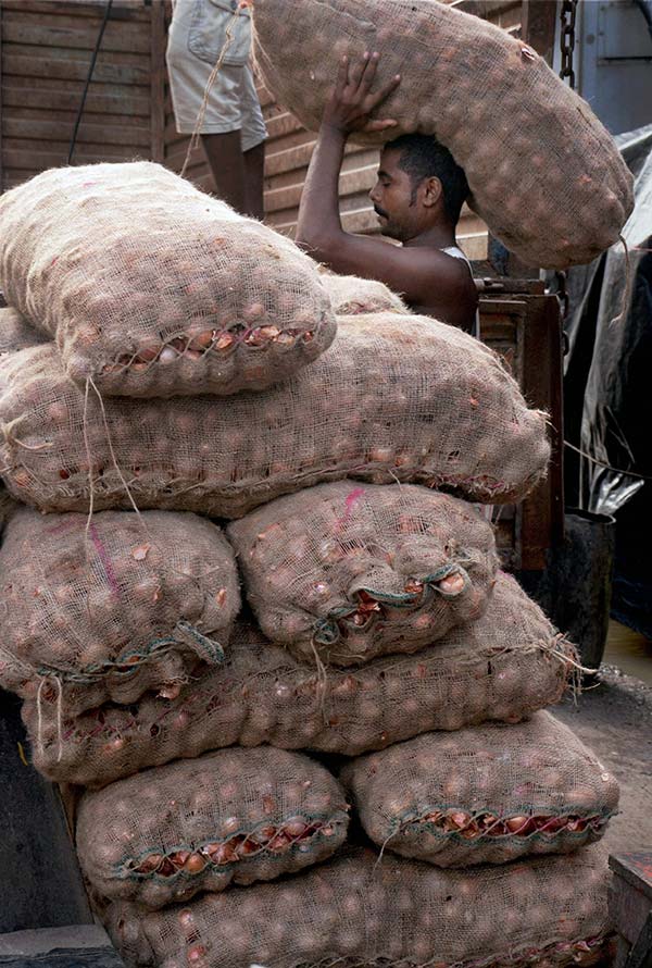లాక్డౌన్ లో ఇల్లుచేరుకోవడానికి 3 లక్షలు పైగా ఖర్చుపెట్టిన వ్యక్తి, ఎలా వెళ్ళాడో తెలిస్తే షాక్ అవుతారు