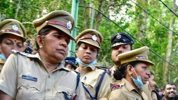 కరోనా వేళ ప్రజలను నియంత్రించడానికి మేము సైతం అంటున్న మహిళా పోలీసులు, ఎక్కడో తెలుసా..?
