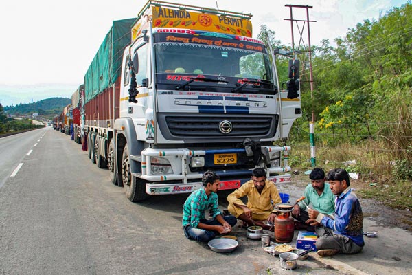లాక్డౌన్ ఎఫెక్ట్ : ఎక్కడికక్కడ నిలిచిపోయిన ట్రక్కులవల్ల ఎంత నష్టమో తెలుసా.. ?