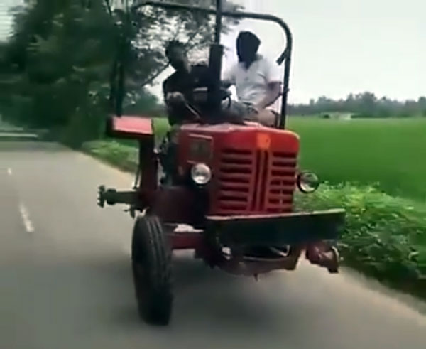వావ్ అమేజింగ్ : ఇది రెండు చక్రాలపై నడిచే ట్రాక్టర్..!