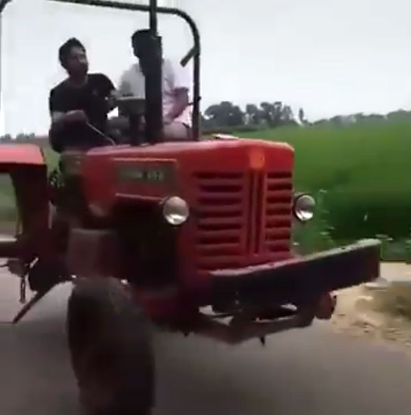 వావ్ అమేజింగ్ : ఇది రెండు చక్రాలపై నడిచే ట్రాక్టర్..!