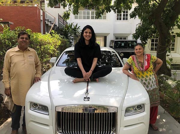 10 మంది బాలీవుడ్ సెలబ్రెటీస్ నడిపే సూపర్ లగ్జరీ కార్స్