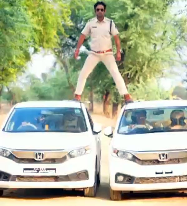సినిమా స్టైల్ లో సింగం స్టంట్ చేసిన పోలీసుకు రూ. 5000 జరిమానా
