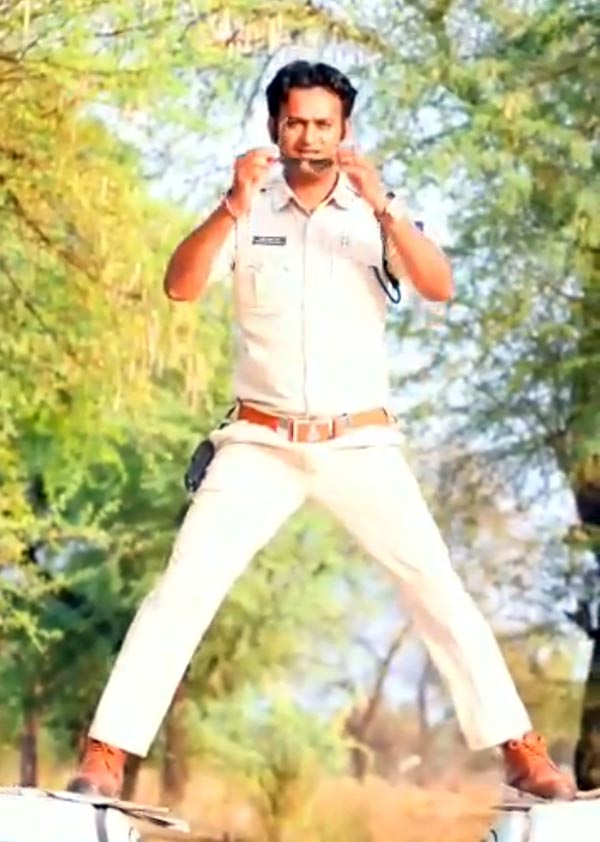 సినిమా స్టైల్ లో సింగం స్టంట్ చేసిన పోలీసుకు రూ. 5000 జరిమానా