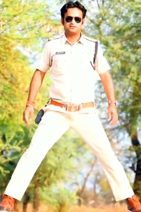 సినిమా స్టైల్ లో సింగం స్టంట్ చేసిన పోలీసుకు రూ. 5000 జరిమానా