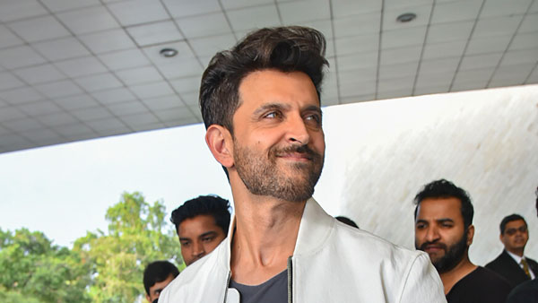 10 మంది బాలీవుడ్ సెలబ్రెటీస్ నడిపే సూపర్ లగ్జరీ కార్స్