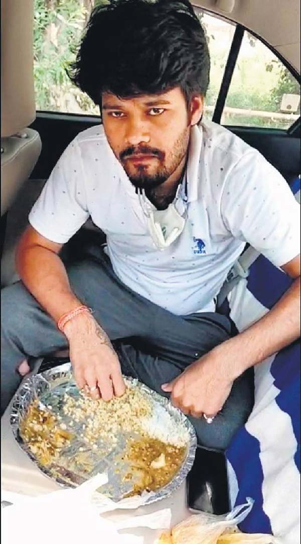 కరోనా ఎఫెక్ట్ : గ్రామస్థులు బహిష్కరించడంతో కారులోనే ఉండిపోయిన యువకుడు