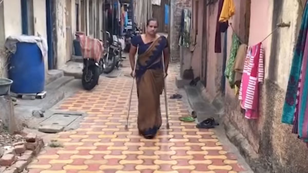 లాక్డౌన్లో కొడుకుని తీసుకురావడానికి 14,00 కి.మీ స్కూటర్లో ప్రయాణించిన దివ్యాంగ మహిళ
