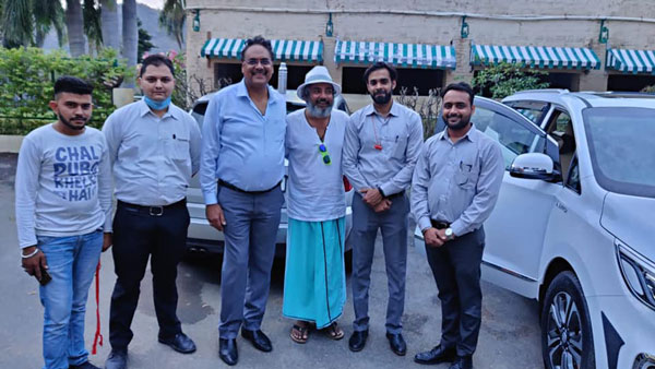 కియా కార్నివాల్ ఎంపివిని కొనుగోలు చేసిన మాజీ ఇండియన్ క్రికెటర్