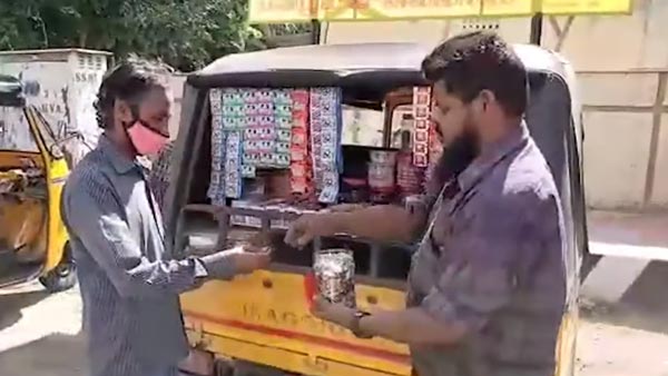 ఆటో రిక్షాను కిరాణా షాపుగా మార్చిన ఆటో డ్రైవర్, ఎందుకో తెలుసా ?