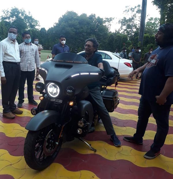 లగ్జరీ బైక్పై కనిపించిన భారత సుప్రీంకోర్ట్ న్యాయమూర్తి