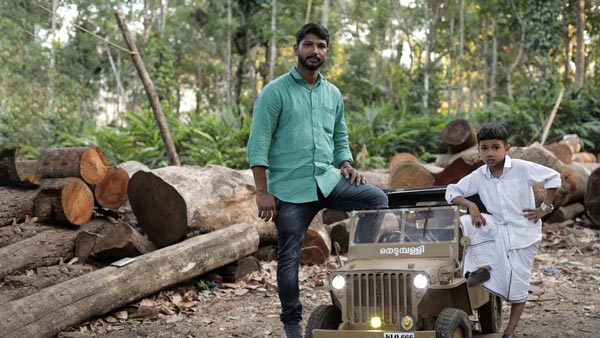 బుడతడు ఉపయోగించడానికి బుల్లి కారు తయారుచేసిన తండ్రి
