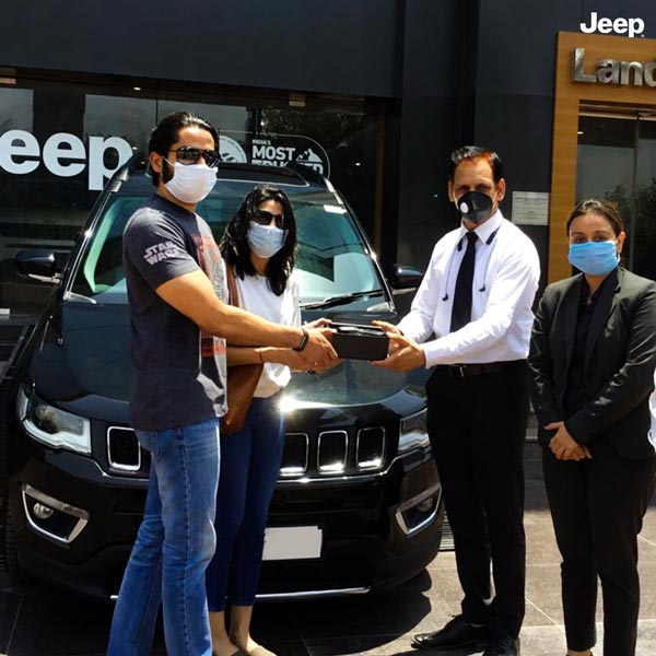జీప్ కంపాస్ డెలివరీలు షురూ, ఎలా చేస్తున్నారో మీరే చూడండి