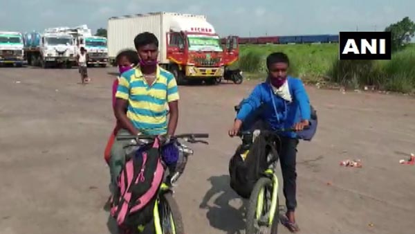 స్వగ్రామం చేరుకోవడానికి భార్య తాళి అమ్మిన వలస కూలీ