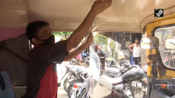 కరోనా నివారణకు ఆటో డ్రైవర్ కొత్త ఐడియా, మీరే చూడండి