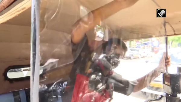 కరోనా నివారణకు ఆటో డ్రైవర్ కొత్త ఐడియా, మీరే చూడండి