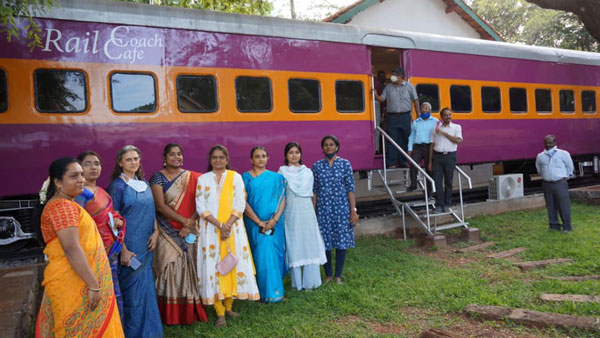 రెస్టారెంట్గా మారిన ట్రైన్ బోగి