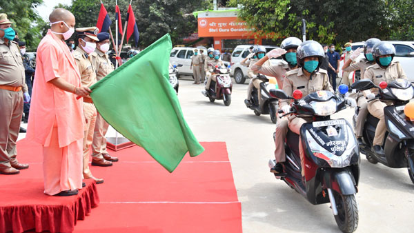 గోరఖ్పూర్ పోలీస్ శాఖకు 100 స్కూటర్లు అందించిన హీరో మోటోకార్ప్