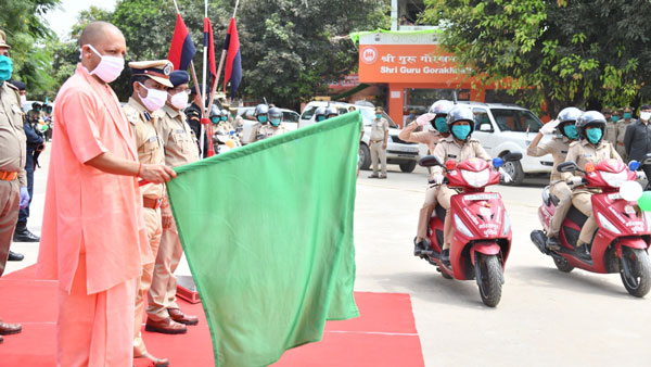 గోరఖ్పూర్ పోలీస్ శాఖకు 100 స్కూటర్లు అందించిన హీరో మోటోకార్ప్
