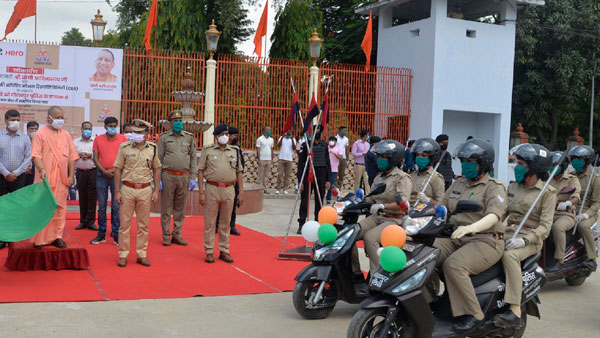 గోరఖ్పూర్ పోలీస్ శాఖకు 100 స్కూటర్లు అందించిన హీరో మోటోకార్ప్