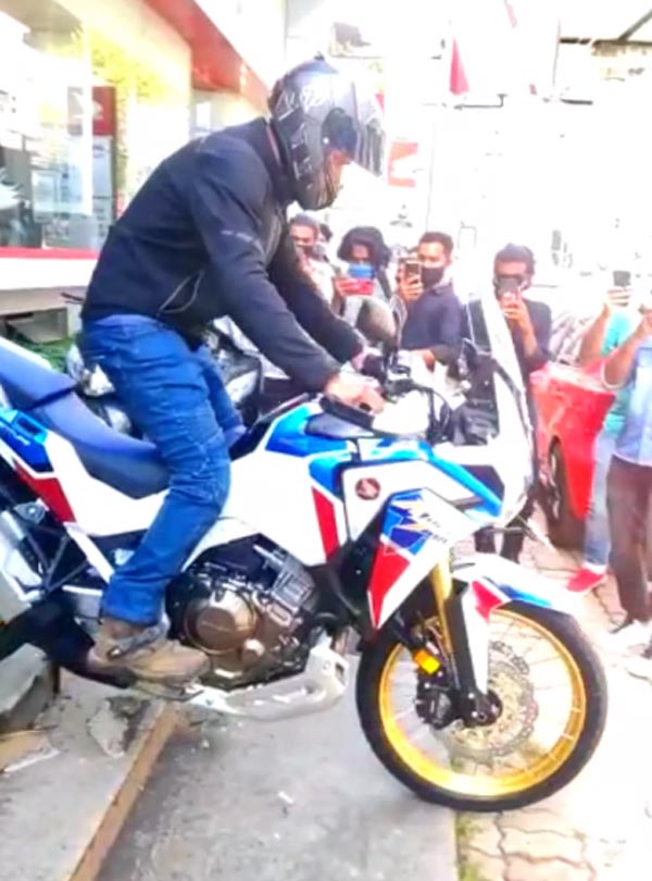 2020 హోండా ఆఫ్రికా ట్విన్ డెలివరీ చేసిన వెంటనే జరిగిన ప్రమాదం, ఇంతకీ ఎలా జరిగిందో తెలుసా ?
