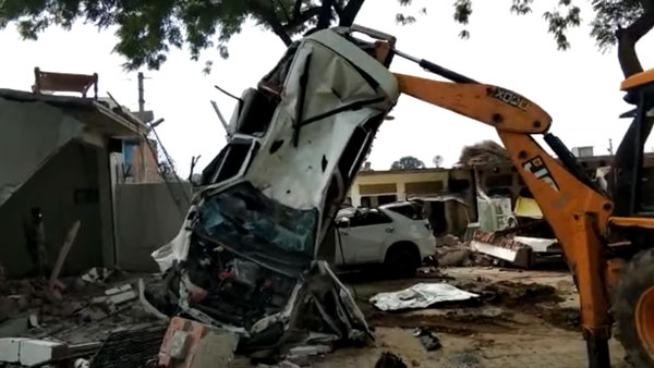 గ్యాంగ్ స్టర్ వికాస్ దుబే కార్లు నుజ్జు నుజ్జు చేసిన పోలీసులు ; వీడియో చూడండి