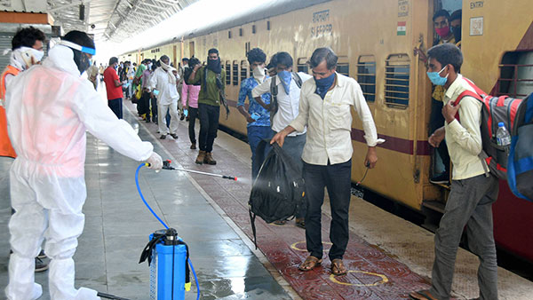 శ్రామిక్ ట్రైన్స్ వల్ల ఇండియన్ రైల్వే ఎంత వసూలు చేసిందో చూడండి