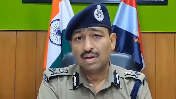 హెల్మెట్ ధరించనందుకు నుదుటిపై బైక్ కీ తో పొడిచిన పోలీస్, తర్వాత ఏం జరిగిందంటే