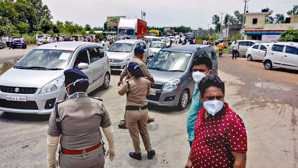హెల్మెట్ ధరించనందుకు నుదుటిపై బైక్ కీ తో పొడిచిన పోలీస్, తర్వాత ఏం జరిగిందంటే