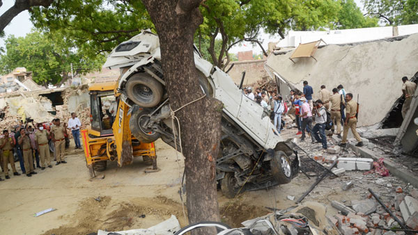 గ్యాంగ్ స్టర్ వికాస్ దుబే కార్లు నుజ్జు నుజ్జు చేసిన పోలీసులు ; వీడియో చూడండి