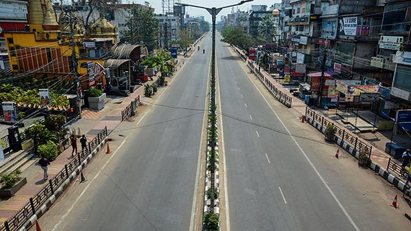 కొడుకుని కలవడానికి 1800 కి.మీ ప్రయాణించిన నిరుద్యోగ మహిళ ; ఎలాగో తెలిస్తే ఆశ్చర్యపోతారు